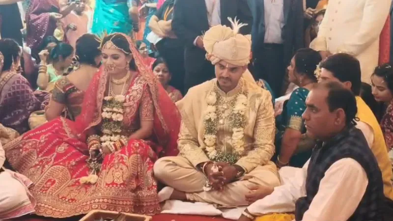 सीएम मोहन यादव के छोटे बेटे की शादी... सामूहिक विवाह सम्मेलन में लिए सात फेरे; देखें VIDEO