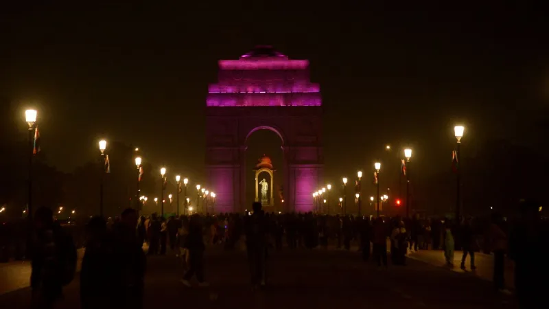 Aaj Ka Mausam: दिल्ली में कोहरे के साथ सर्दी का सितम, उत्तर भारत में कड़ाके की ठंड, बारिश का अलर्ट जारी