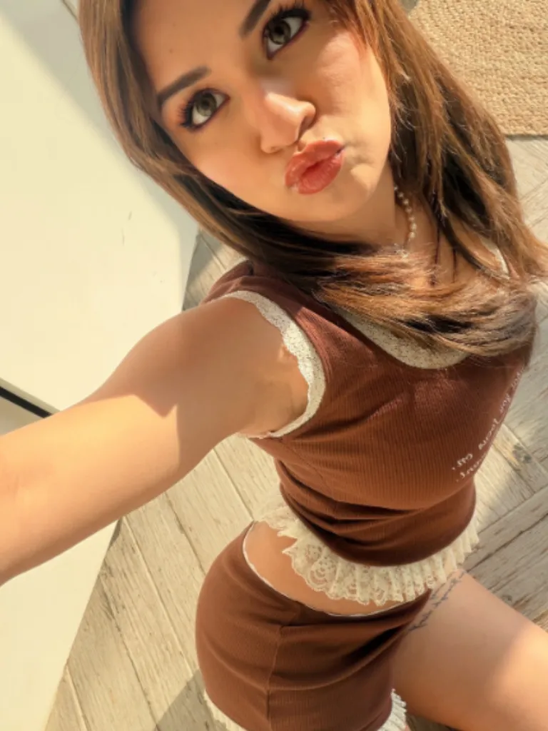 ब्राउन कलर की छोटी टू-पीस ड्रेस में अवनीत कौर का ग्लैमरस अंदाज, फैंस फोटो को निहारते नहीं थक रहे ब्राउन कलर की छोटी टू-पीस ड्रेस में अवनीत कौर का ग्लैमरस अंदाज, फैंस फोटो को निहारते नहीं थक रहे