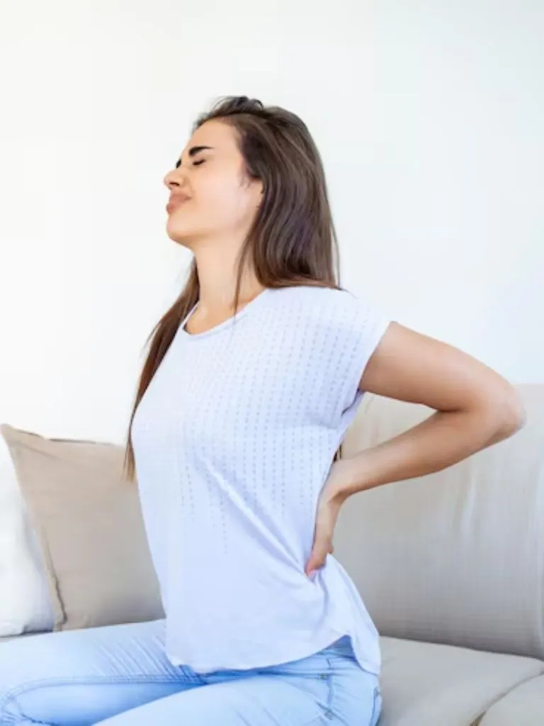 सर्दियां आते ही उठने-बैठने में हो रही दिक्कत? इन टिप्स से अकड़न और दर्द को करें छूमंतर