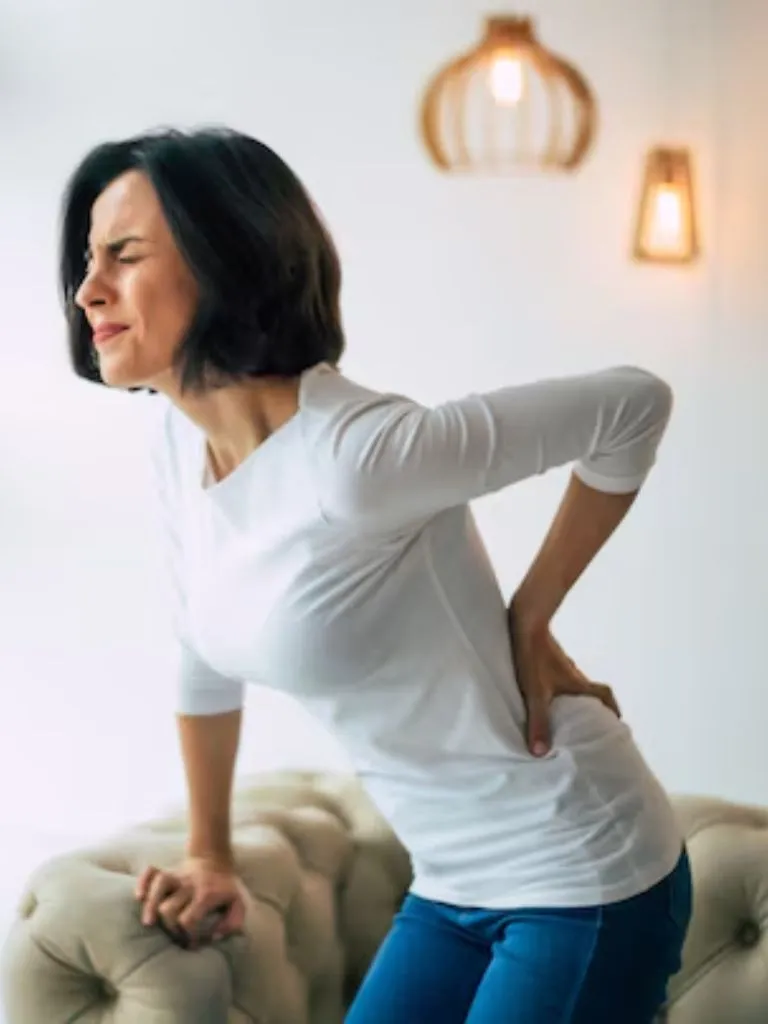 सर्दियां आते ही उठने-बैठने में हो रही दिक्कत? इन टिप्स से अकड़न और दर्द को करें छूमंतर