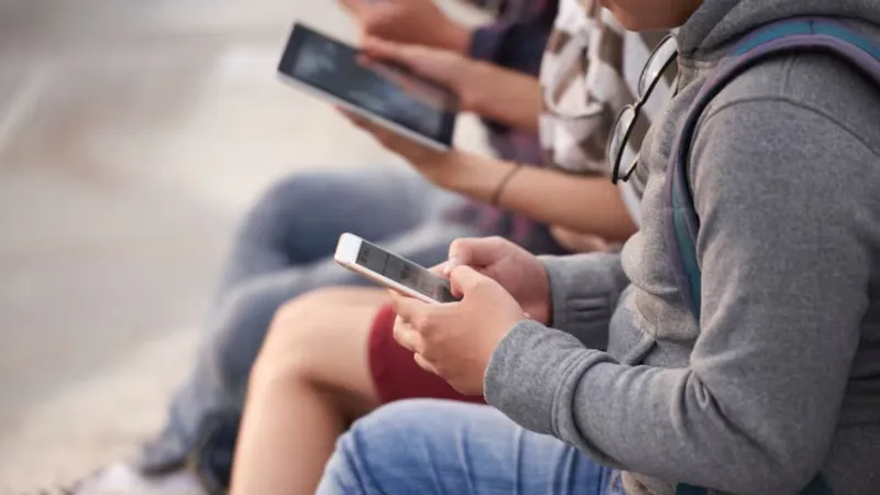 Apple और Google यूजर्स हो जाएं अलर्ट, Zero-Day हमले की आशंका; बचने के लिए अभी करें ये काम
