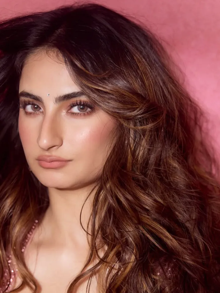 डीप नेकलाइन ब्लाउज, न्यूड लिपस्टिक... पिंक ब्यूटी पलक तिवारी के दीवाने हुए फैंस, कहा- बार्बी