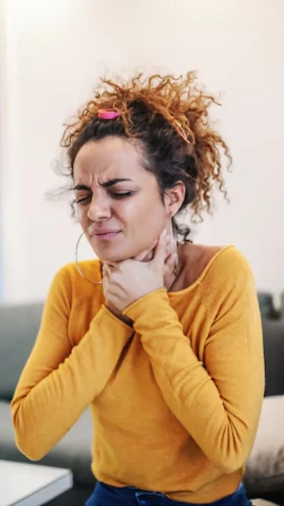 मौसम बदलते ही गले में बढ़ जाती है सूजन और खराश? इन आयुर्वेदिक नुस्खों से पाएं राहत