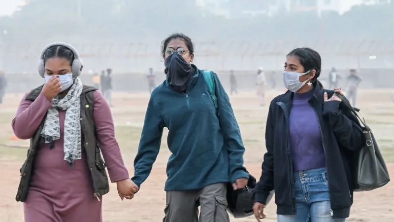 Delhi Pollution: दिल्ली में जहरीली हवा के साथ घना कोहरा, प्रदूषण की वजह से GRAP-IV लागू, जानें AQI