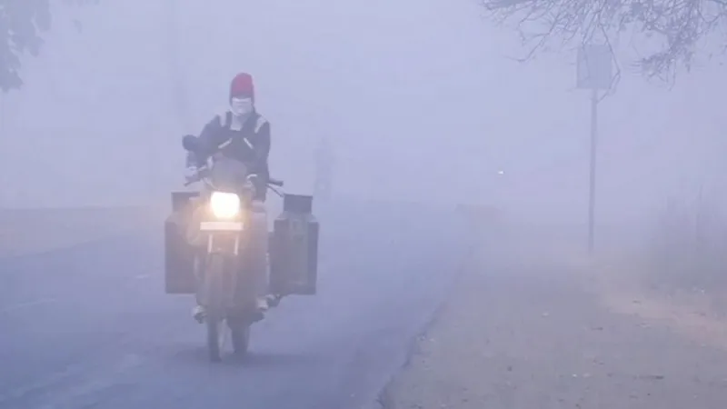 UP Weather Update: घने कोहरे के कारण UP में रेड अलर्ट, बिहार में भी मौसम का कहर; पढ़ें अपडेट