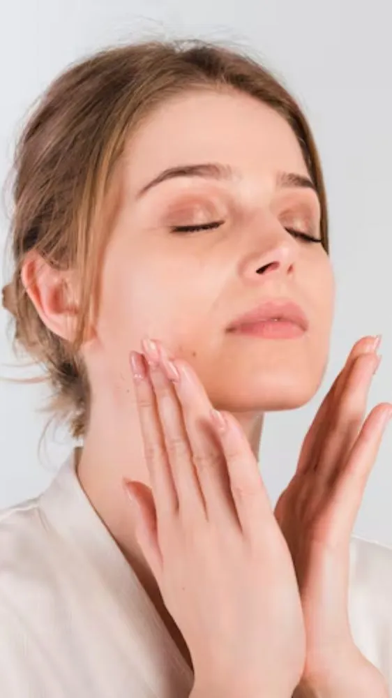 सर्दियों में ड्राई स्किन से हैं परेशान? छुटकारा पाने के लिए आजमाएं ये घरेलू नुस्खे