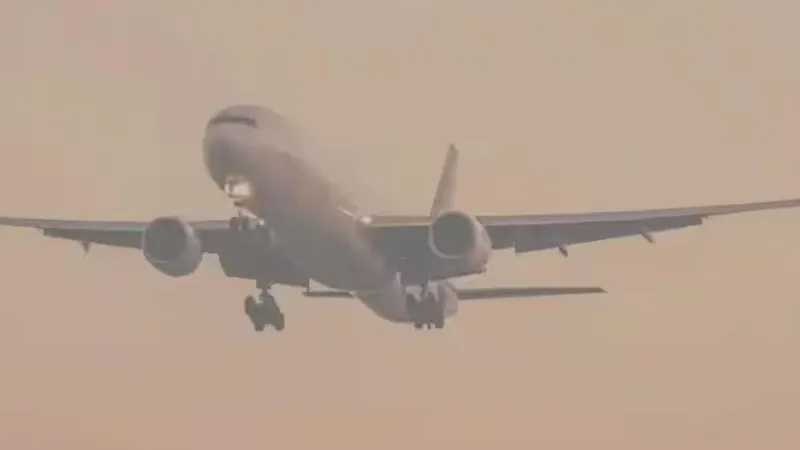 कोहरे की चादर में लिपटी दिल्ली! विजिबिलिटी हुई कम; AAI ने जारी की एडवाइजरी