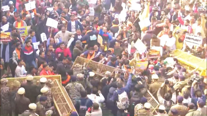 बांग्लादेश में हिंदू युवक दीपू की मौत पर दिल्ली में आक्रोश, हाईकमीशन के पास VHP का विरोध प्रदर्शन