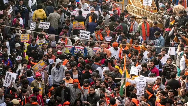 दिल्ली में बांग्लादेश हाई कमीशन के बाहर VHP का प्रदर्शन, हिंदू युवक की हत्या से बढ़ा तनाव, देखें VIDEO