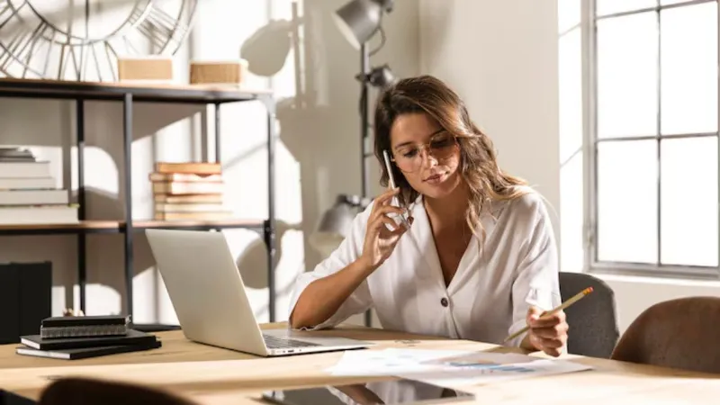 dharm vastu do not keep these things on your office desk even by mistake keep these things in mind