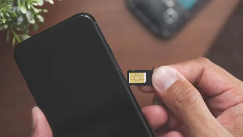 SIM कार्ड बना साइबर ठगों का नया हथियार, ये लोग सबसे अधिक हो रहे शिकार; जानें कैसे करें बचाव