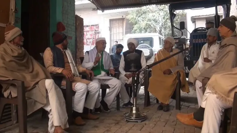बागपत में खाप पंचायत का 'तुगलकी' फरमान, स्मार्टफोन रखने पर पाबंदी, हाफ पैंट पहनने पर भी लगा दी रोक