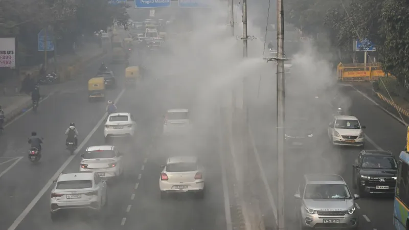 दिल्ली‑NCR की हवा फिर हुई जहरीली! छाई धुंध की मोटी चादर, खतरनाक स्तर पर प्रदूषण, कितनी है AQI?
