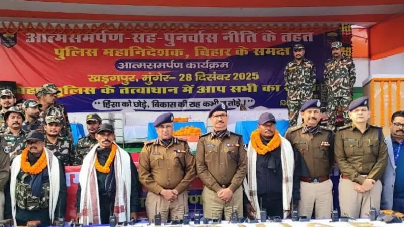 बिहार पुलिस को मिली बड़ी सफलता, तीन नक्सलियों ने किया आत्मसमर्पण; भारी मात्रा में सौंपा गोला-बारूद