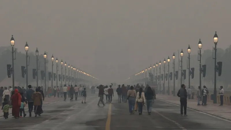 Delhi-NCR में कड़ाके की ठंड के साथ कोहरे की चादर, विजिबिलिटी हुई जीरो, कई ट्रेनें और फ्लाइट्स लेट
