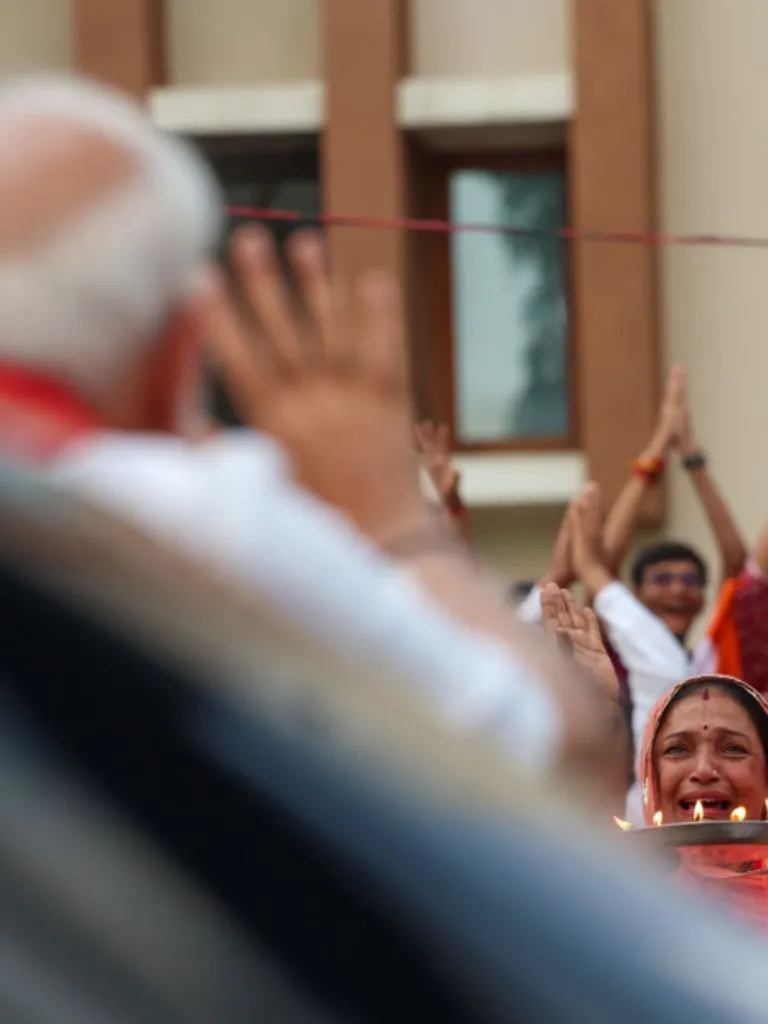 मंदिर, सीमाएं, मासूम मुस्कान और दुनिया का मंच—PM मोदी की ये तस्वीरें खुद एक कहानी हैं