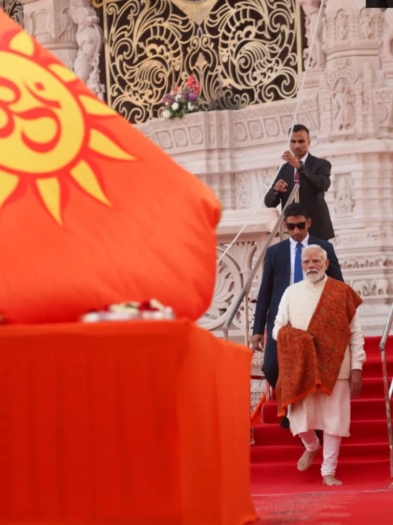 मंदिर, सीमाएं, मासूम मुस्कान और दुनिया का मंच—PM मोदी की ये तस्वीरें खुद एक कहानी हैं