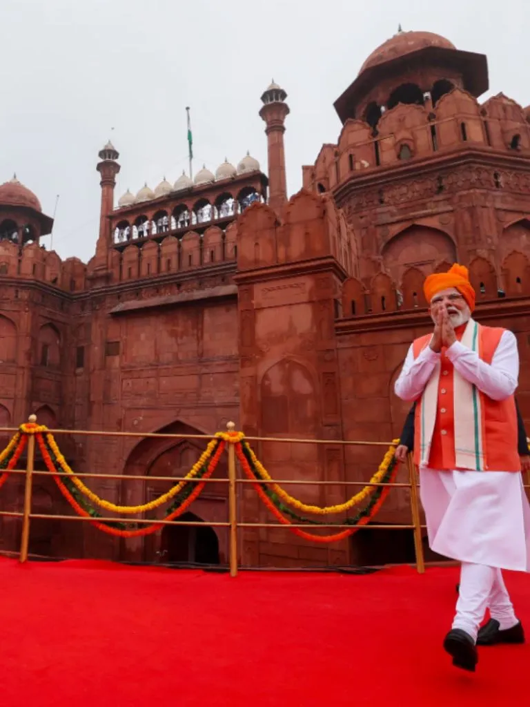 मंदिर, सीमाएं, मासूम मुस्कान और दुनिया का मंच—PM मोदी की ये तस्वीरें खुद एक कहानी हैं