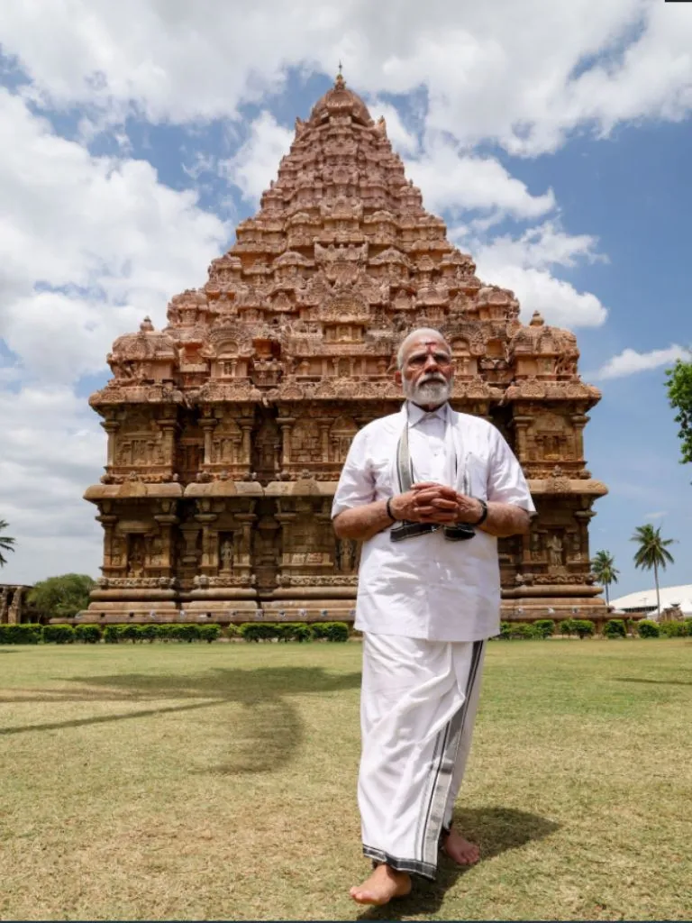 मंदिर, सीमाएं, मासूम मुस्कान और दुनिया का मंच—PM मोदी की ये तस्वीरें खुद एक कहानी हैं