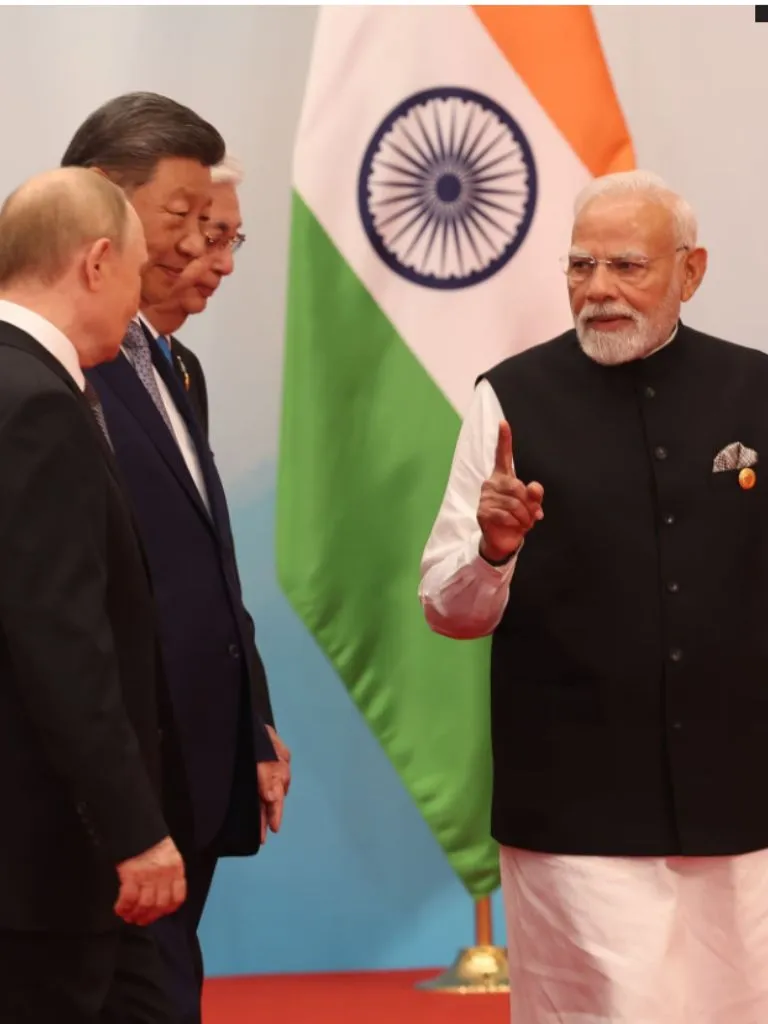 मंदिर, सीमाएं, मासूम मुस्कान और दुनिया का मंच—PM मोदी की ये तस्वीरें खुद एक कहानी हैं