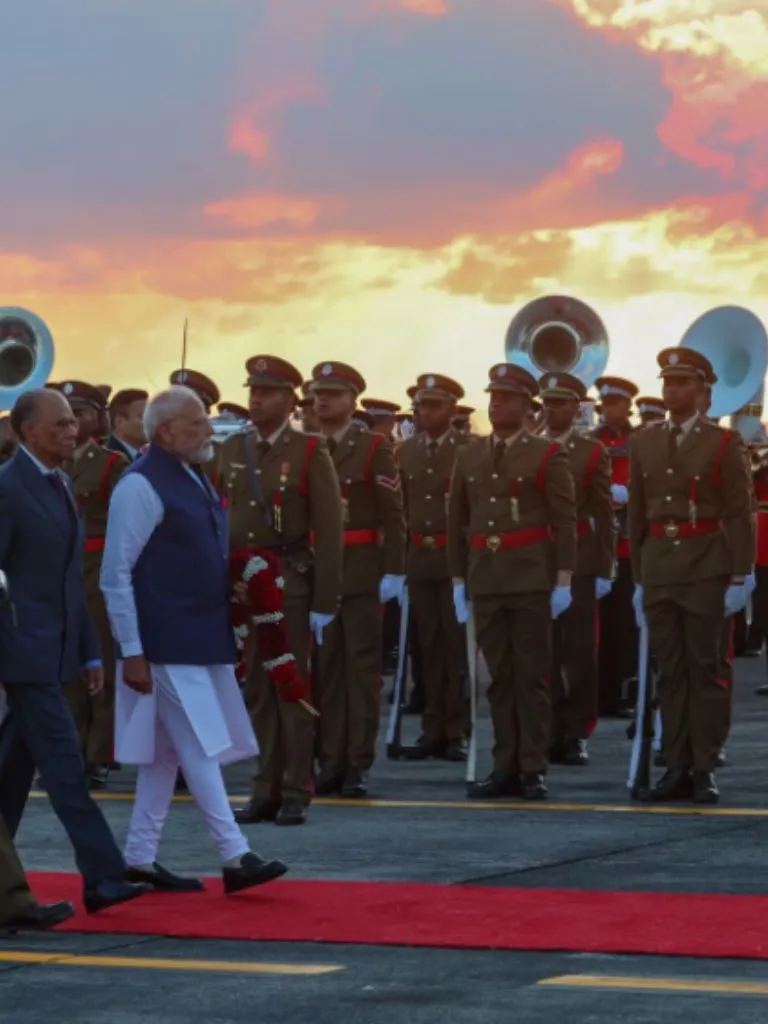 मंदिर, सीमाएं, मासूम मुस्कान और दुनिया का मंच—PM मोदी की ये तस्वीरें खुद एक कहानी हैं