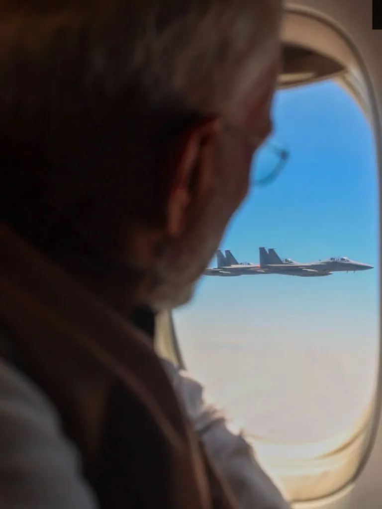 मंदिर, सीमाएं, मासूम मुस्कान और दुनिया का मंच—PM मोदी की ये तस्वीरें खुद एक कहानी हैं