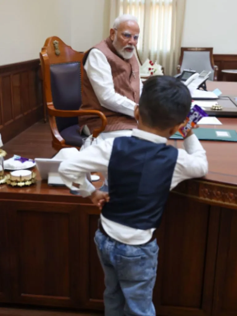 मंदिर, सीमाएं, मासूम मुस्कान और दुनिया का मंच—PM मोदी की ये तस्वीरें खुद एक कहानी हैं
