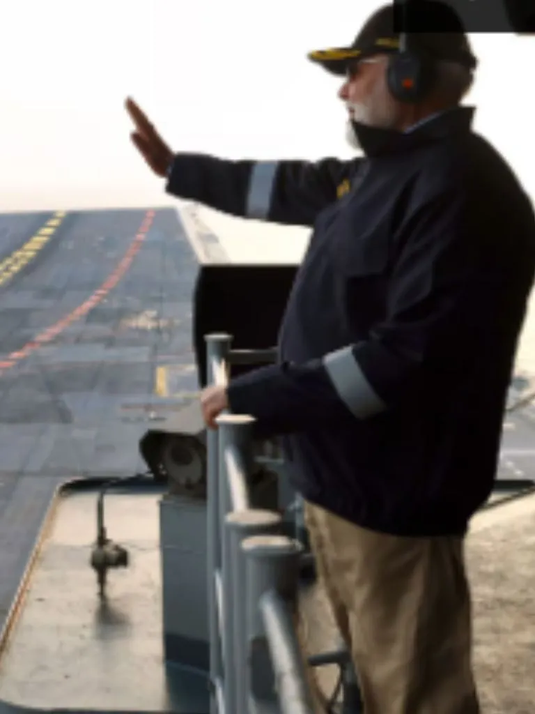 मंदिर, सीमाएं, मासूम मुस्कान और दुनिया का मंच—PM मोदी की ये तस्वीरें खुद एक कहानी हैं