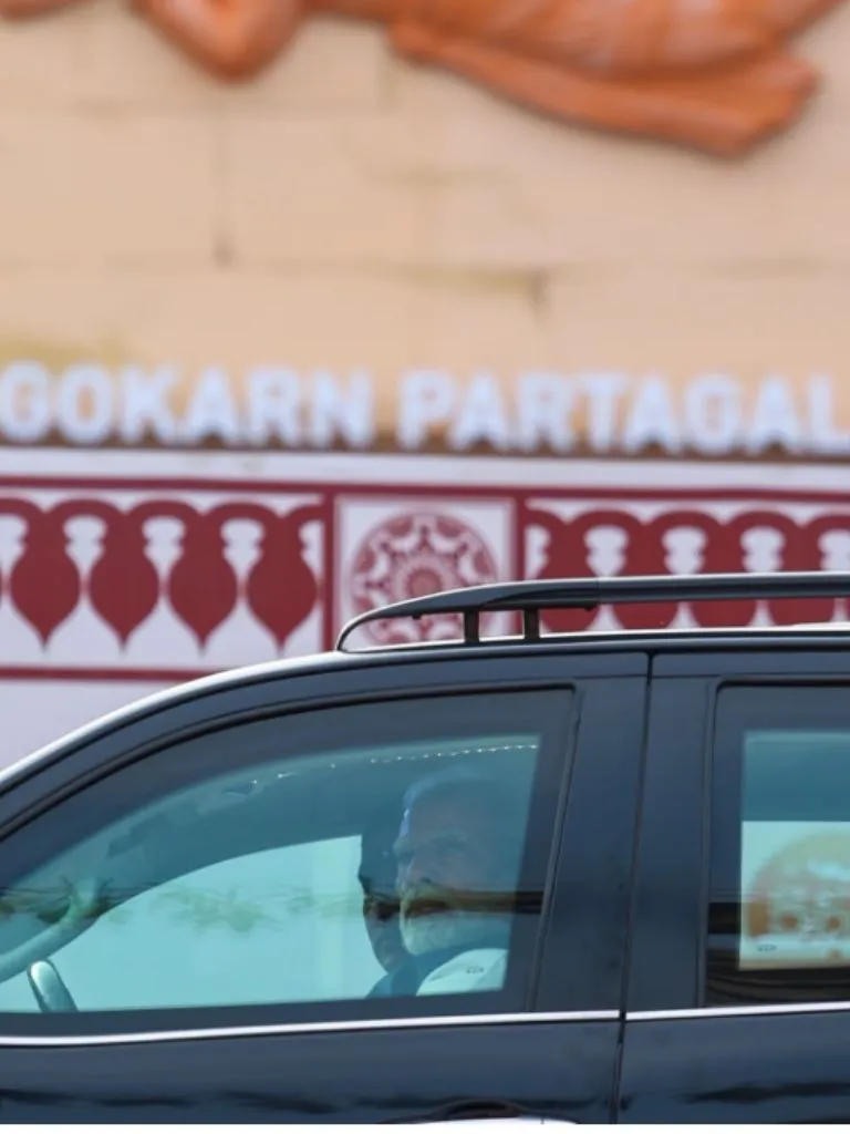 मंदिर, सीमाएं, मासूम मुस्कान और दुनिया का मंच—PM मोदी की ये तस्वीरें खुद एक कहानी हैं