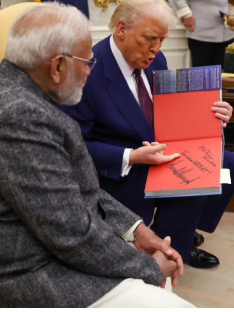 मंदिर, सीमाएं, मासूम मुस्कान और दुनिया का मंच—PM मोदी की ये तस्वीरें खुद एक कहानी हैं