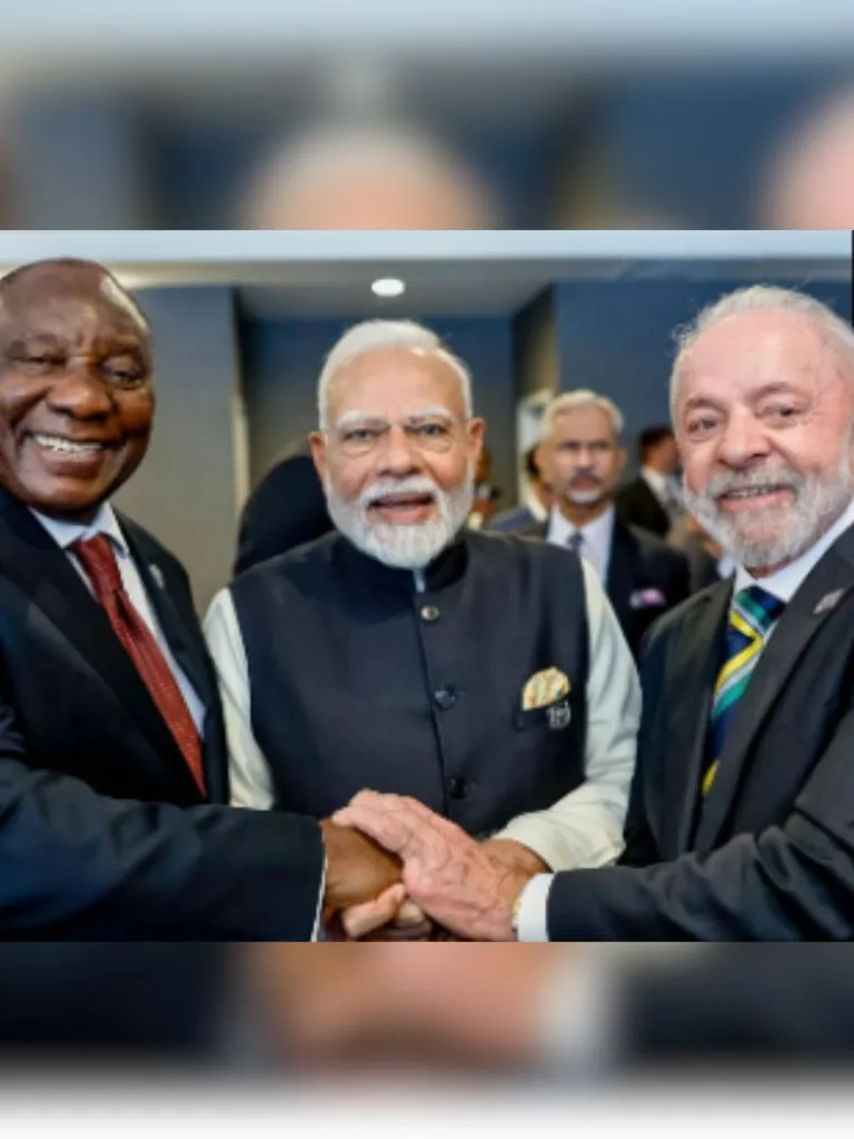 मंदिर, सीमाएं, मासूम मुस्कान और दुनिया का मंच—PM मोदी की ये तस्वीरें खुद एक कहानी हैं