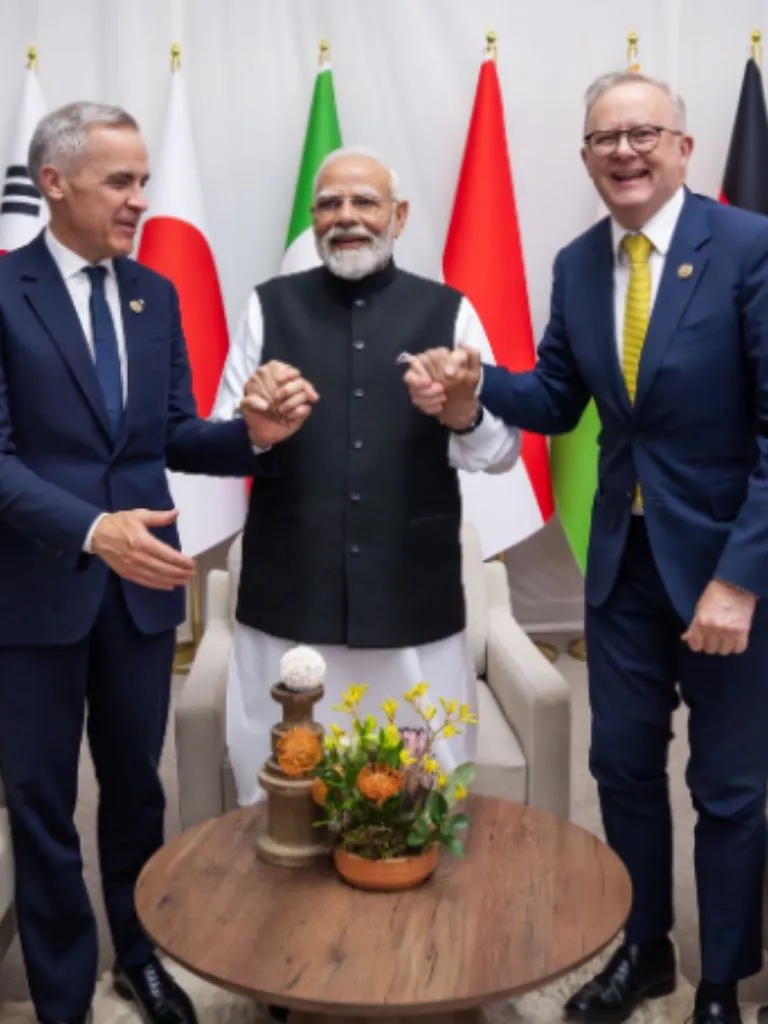 मंदिर, सीमाएं, मासूम मुस्कान और दुनिया का मंच—PM मोदी की ये तस्वीरें खुद एक कहानी हैं