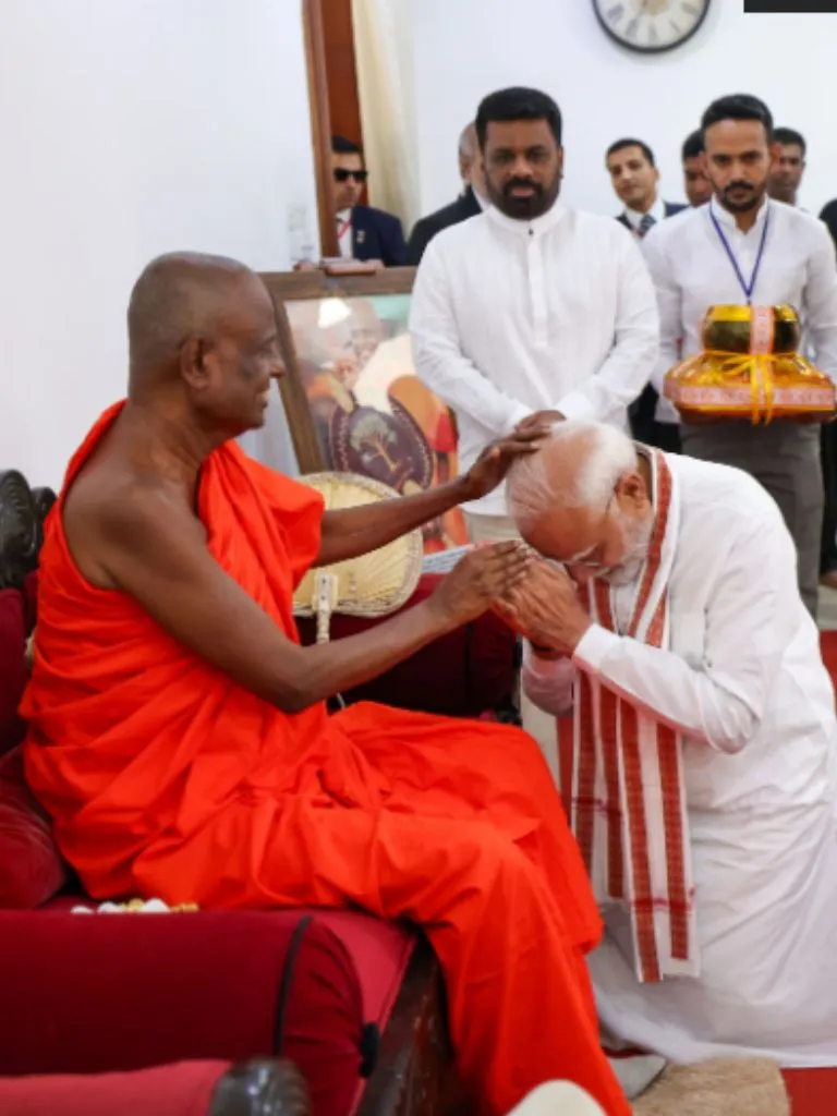 मंदिर, सीमाएं, मासूम मुस्कान और दुनिया का मंच—PM मोदी की ये तस्वीरें खुद एक कहानी हैं