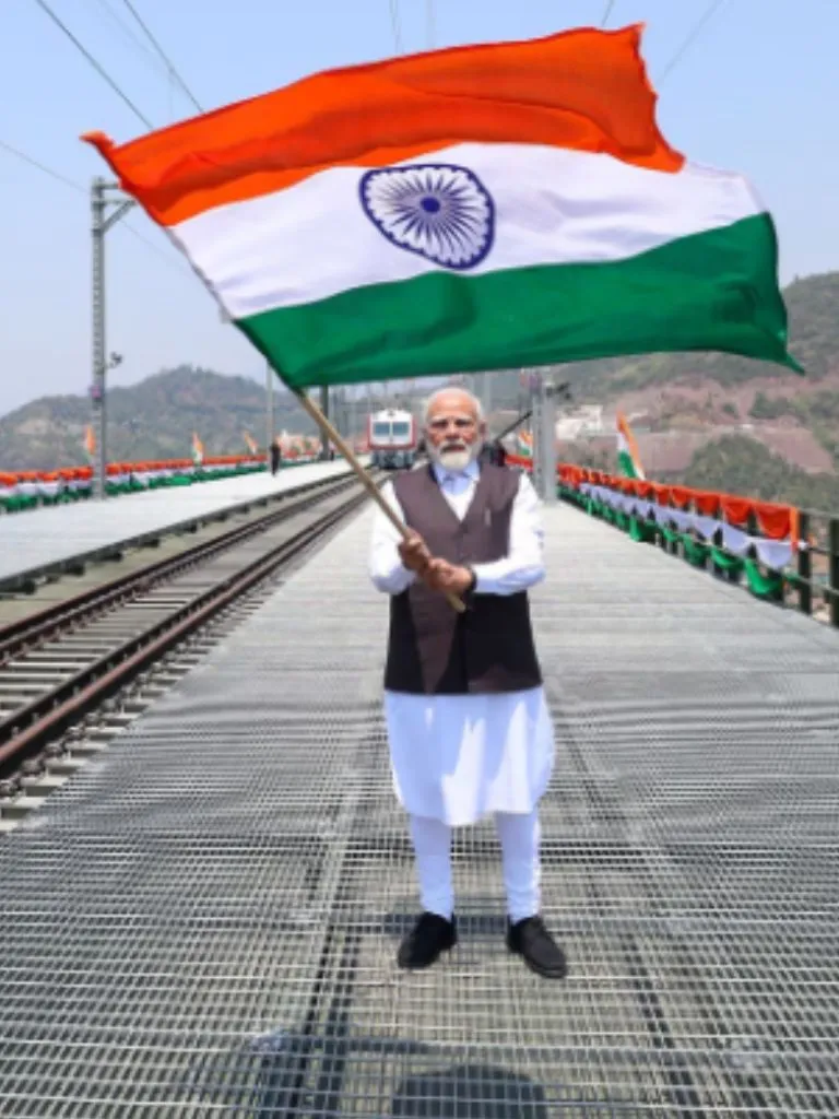 मंदिर, सीमाएं, मासूम मुस्कान और दुनिया का मंच—PM मोदी की ये तस्वीरें खुद एक कहानी हैं