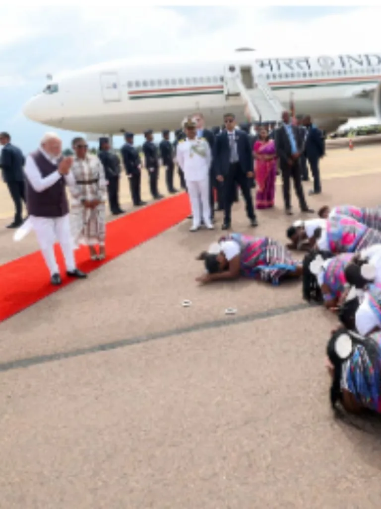 मंदिर, सीमाएं, मासूम मुस्कान और दुनिया का मंच—PM मोदी की ये तस्वीरें खुद एक कहानी हैं