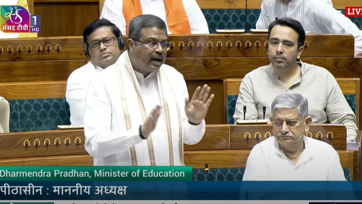 पेपर लीक पर विपक्ष का सदन में हंगामा, शिक्षा मंत्री बोले ,'पिछले सात साल में पेपरलीक में कोई सबूत नहीं हैं