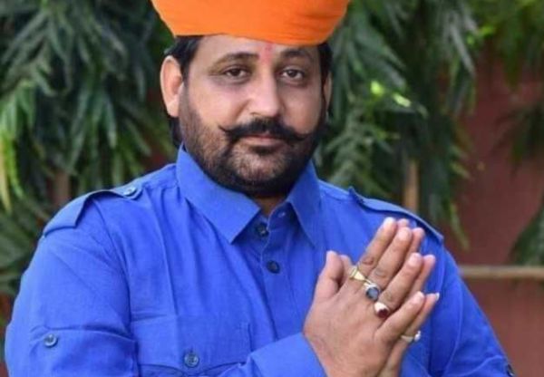 कौन थे करणी सेना के प्रदेश अध्यक्ष Sukhdev Singh Gogamedi, अपराधियों ने इलाके में घुसकर मारी गोली