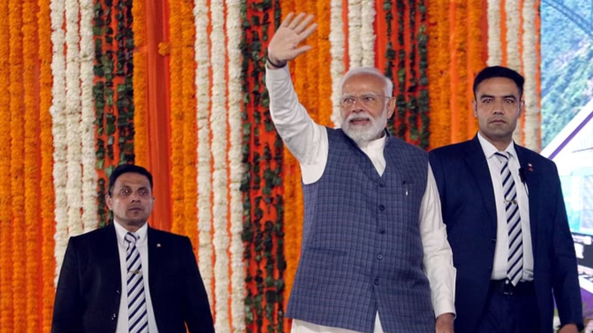 PM modi threat: हाथों में तलवार लिए शख्स ने दी PM मोदी को जान से मारने की धमकी, पुलिस कर रही आरोपी की तलाश