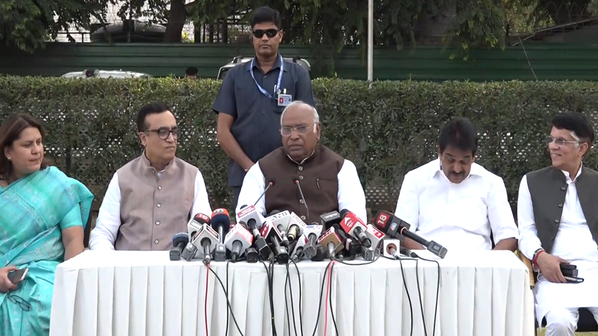 Lok Sabha Elections 2024: कांग्रेस ने MSP को कानूनी गारंटी, 30 लाख नौकरी, आदिवासियों के लिए 6 संकल्प की घोषणा की