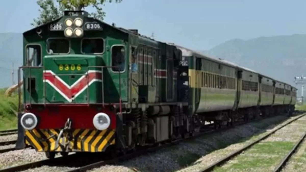 पाकिस्तान में ये क्या हो रहा? 150 यात्रियों को ट्रेन से निकालकर कहा बस से करो सफर; हाईजैक करने की कोशिश!
