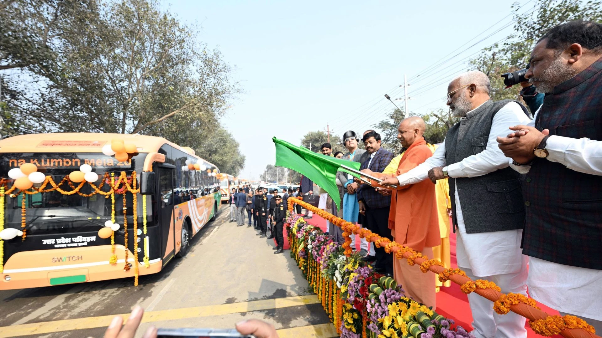 अस्पताल में 'मां की रसोई' के बाद महाकुंभ में 'अटल सेवा' बस को CM योगी ने दिखाई हरी झंडी