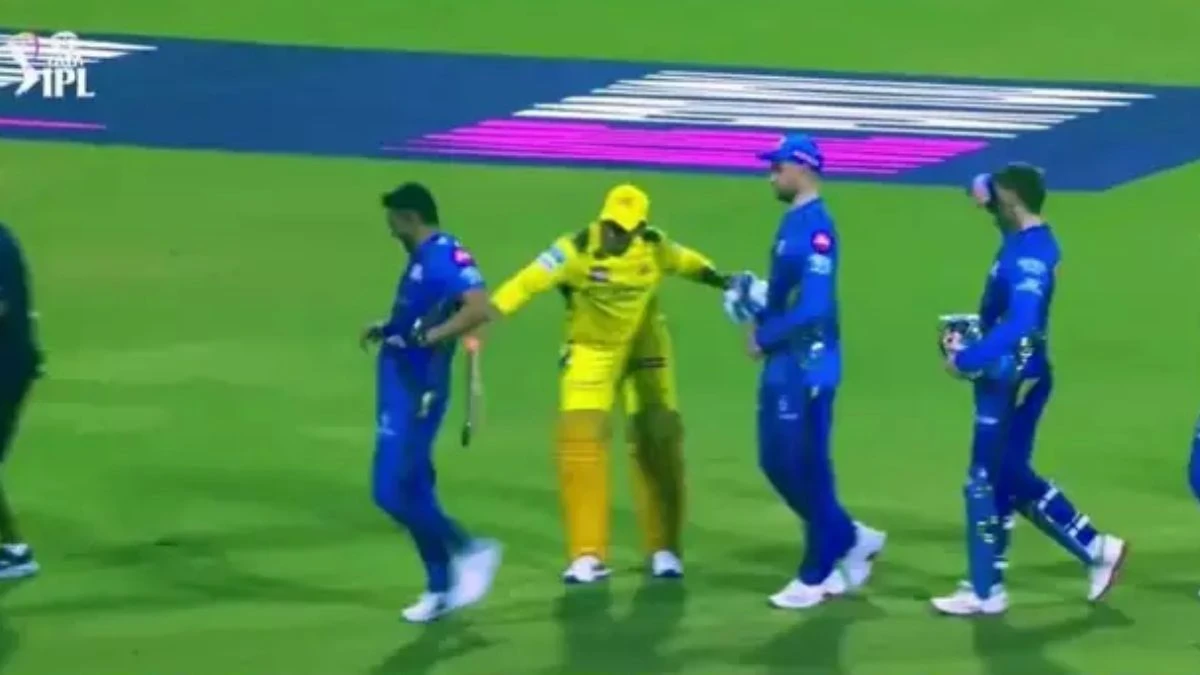 Why did Dhoni hit Deepak Chahar with the bat in the middle of the field Video viral