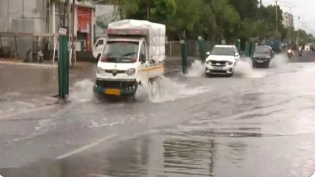 IMD ने आज गुजरात के कई जिलों में भारी बारिश की भविष्यवाणी की