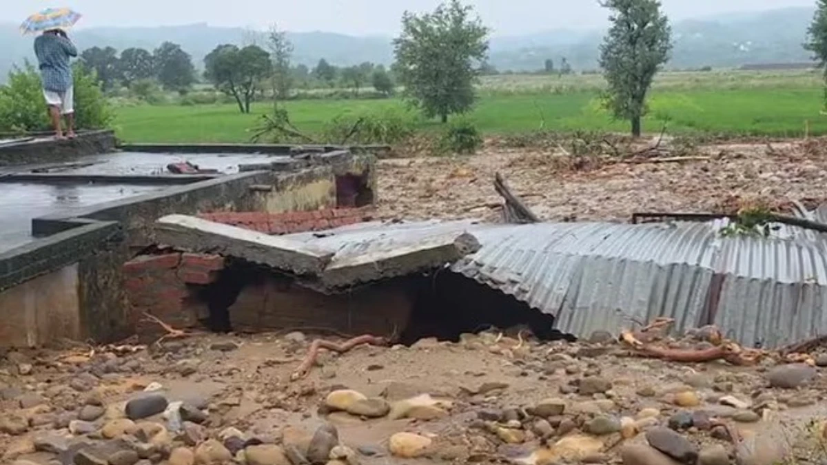 किश्तवाड़ की त्रासदी के बाद फिर आफत, कठुआ में बादल फटा; कई घर मलबे में दबे