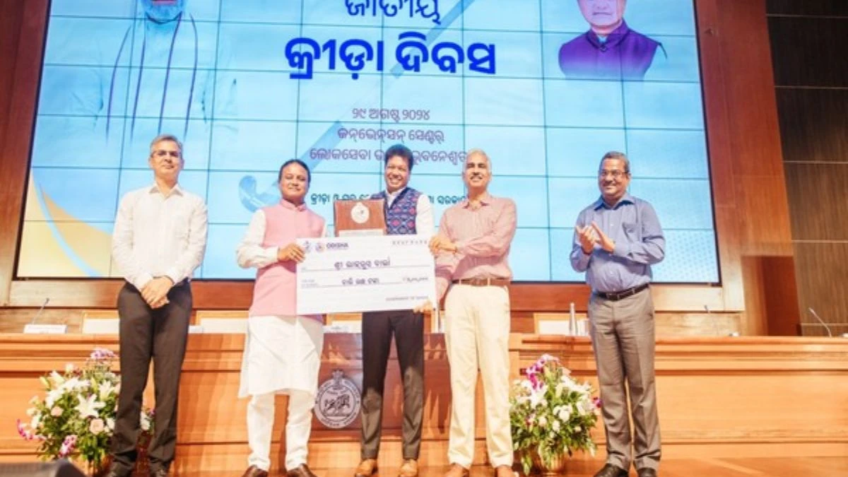 पूर्व भारतीय हॉकी खिलाड़ी लाजरस बारला को 'लाइफटाइम अचीवमेंट अवार्ड' से किया गया सम्मानित