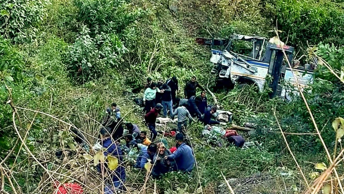 4 died 21 injured after bus falls into gorge in Uttarakhand Bhimtal