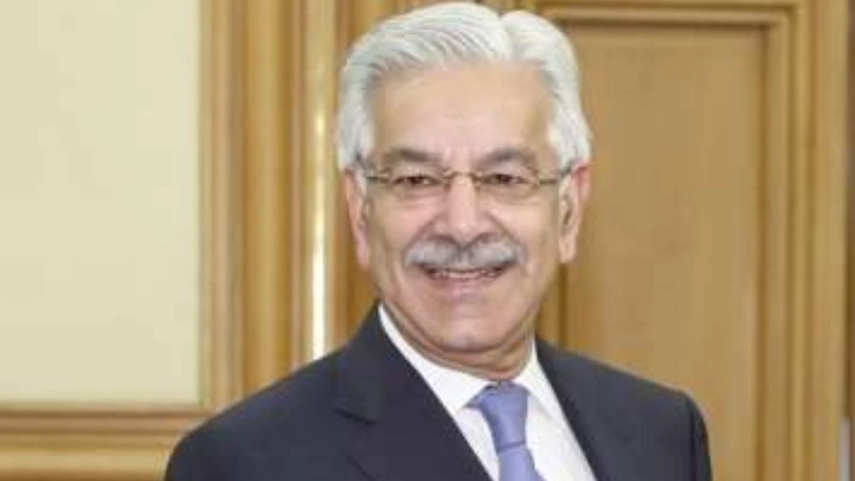 Pakistan Defence Minister khawaja asif giving statement against government