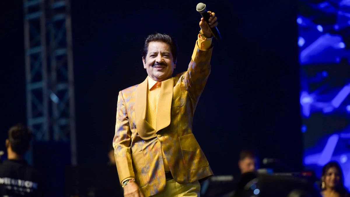 Udit Narayan kissed these singers openly controversy increased