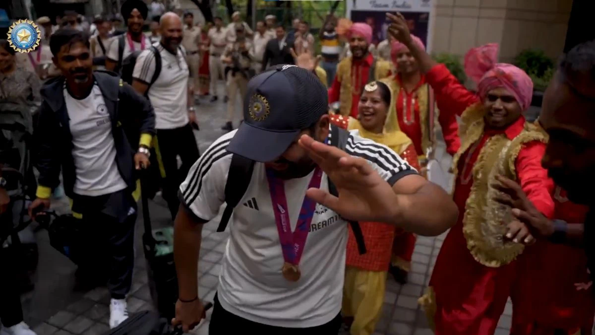 रोहित शर्मा ने 'ढोल' की धुन पर नाचे, दिल्ली में प्रशंसकों के सामने T20 विश्व कप जीत का मनाया जश्न